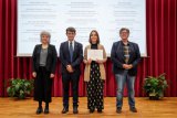 La Dra. Lucía Casado recogiendo el premio